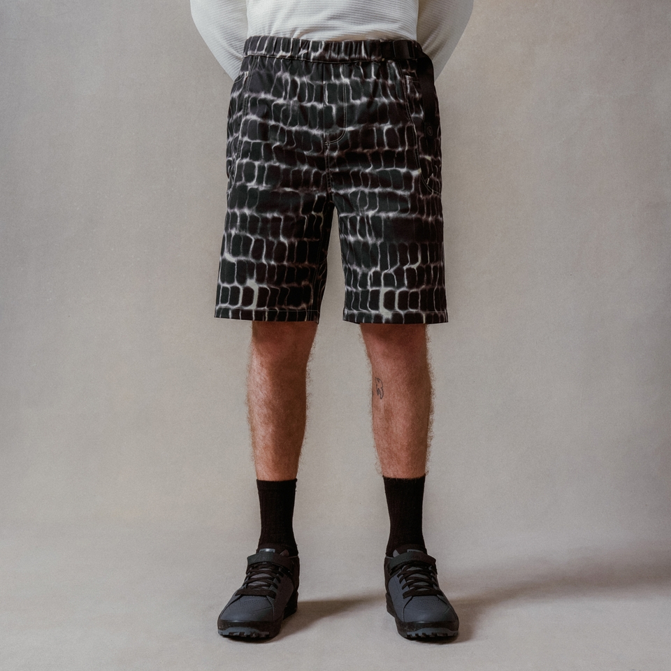 Unisex Corner V Short Black Camo